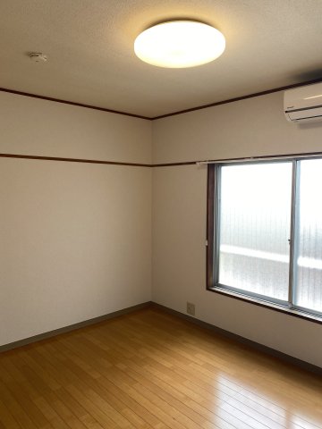 居室・リビング　洋室６帖はエアコンと照明と押入付きで東向き２階で陽当り良好♪