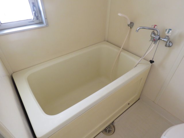 バス・シャワールーム　お風呂にも窓付きで換気が出来ます♪