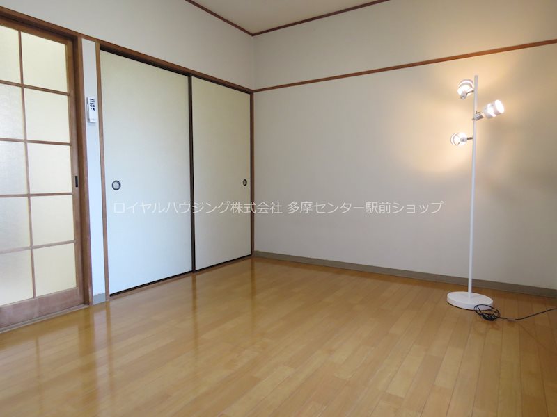 その他部屋・スペース　押入が一間分ございます。キッチンと居室は扉で仕切れます♪