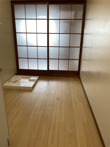 エントランス　キッチンの室内洗濯機置き場です。洋室６帖とは扉で仕切れます♪