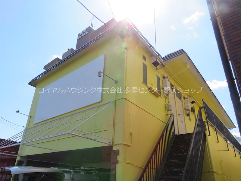 建物外観　敷金礼金無しで初期費用お安め。コンビニがすぐ近くにあります♪