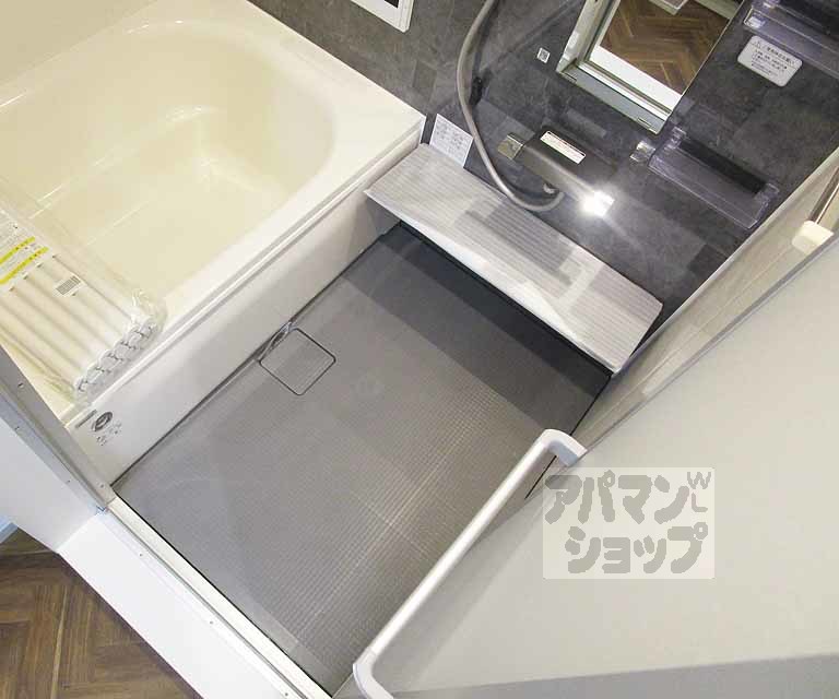 バス・シャワールーム　３０３号室の写真です。