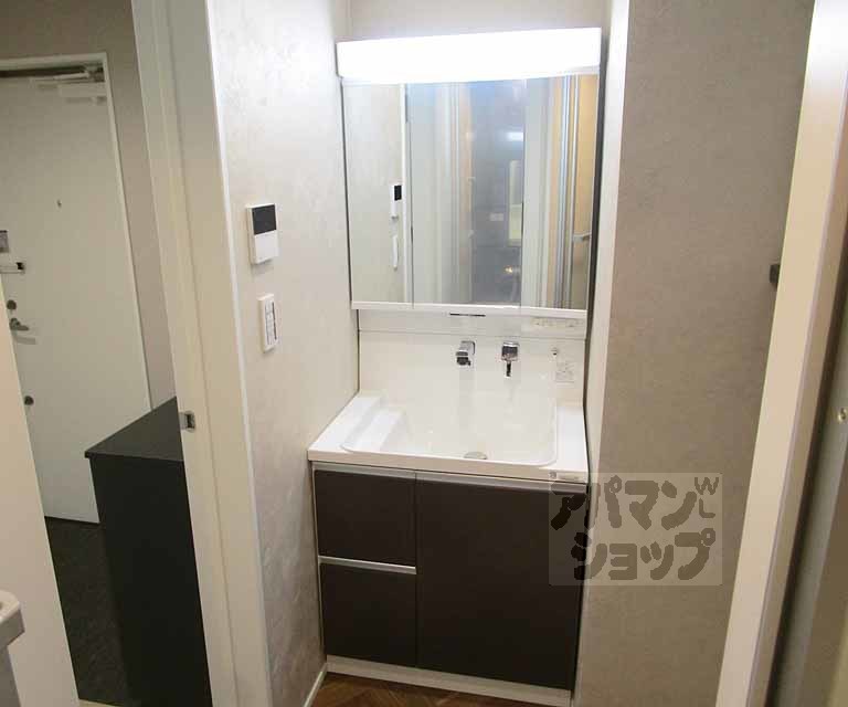 洗面設備　３０３号室の写真です。