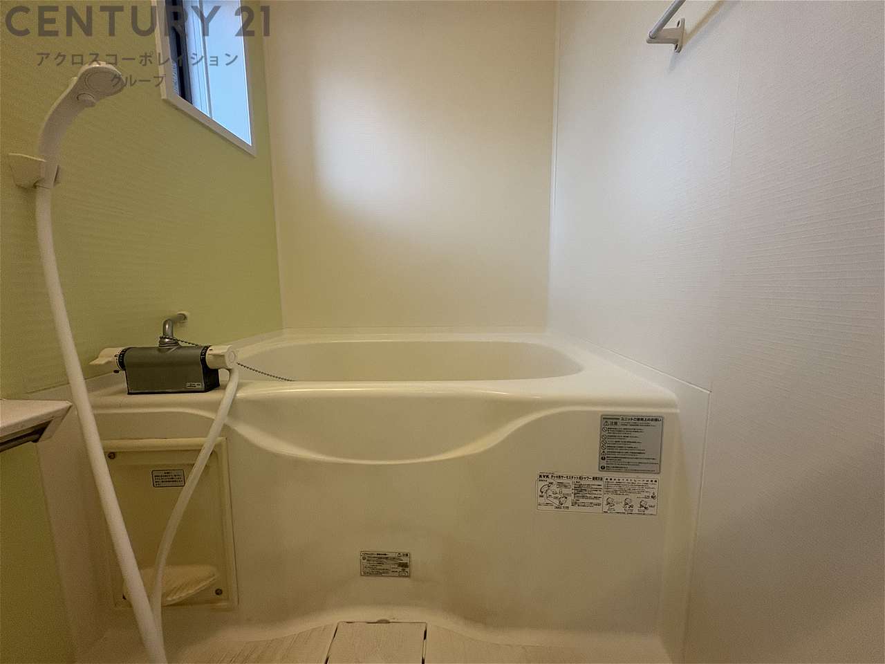 バス・シャワールーム　トイレに窓があり換気しやすくオススメ！