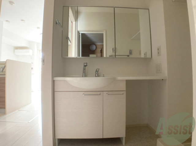 洗面設備　洗面台。朝の身支度はここでばっちり決めましょう。