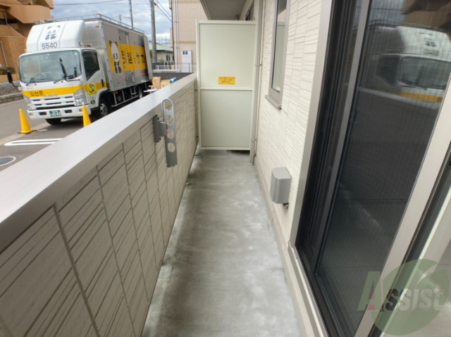 バルコニー　バルコニー。洗濯物がはかどりそうな広さがありますよ。