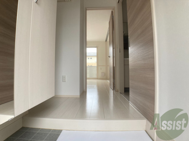 玄関　玄関の様子です。明るい印象ですね。気分もあがりそう。