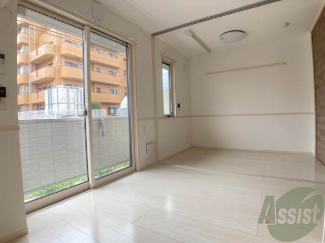 居室・リビング　８．３帖のＬＤＫ。引き戸を開けると解放感があります。