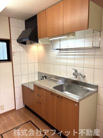 キッチン　吊戸棚付きキッチン