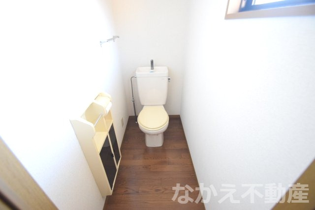トイレ　落ち着いた色調のトイレです