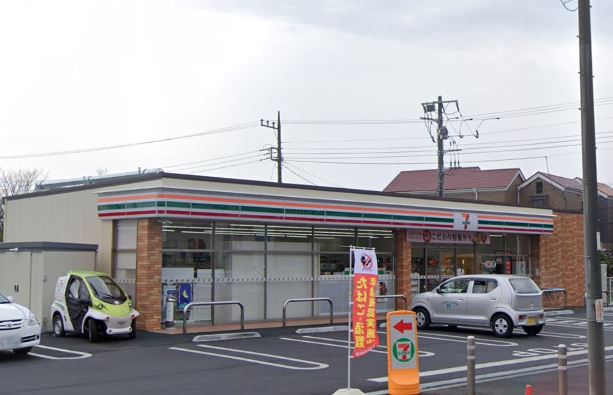 コンビニ　セブンイレブン（コンビニ）まで990m