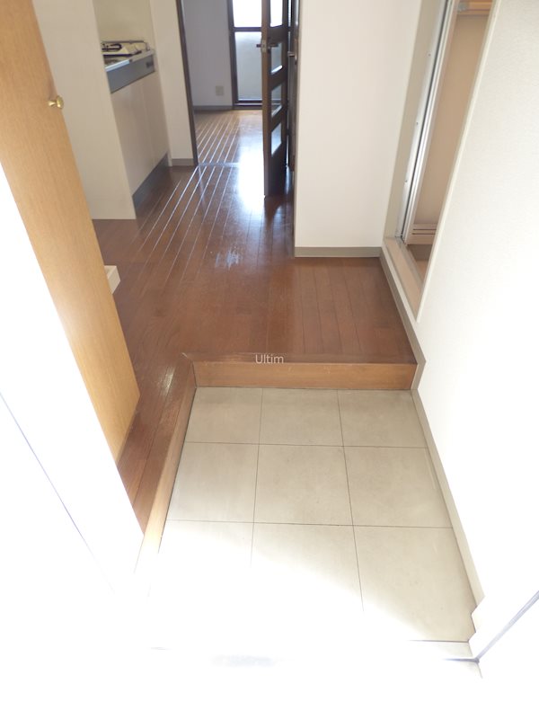玄関　別部屋の写真です。ご参考までに