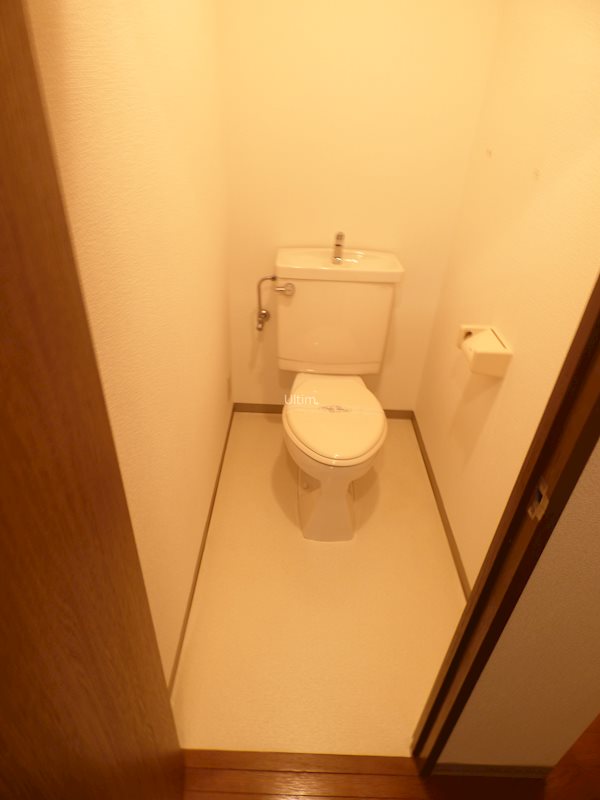 トイレ　別部屋の写真です。ご参考までに