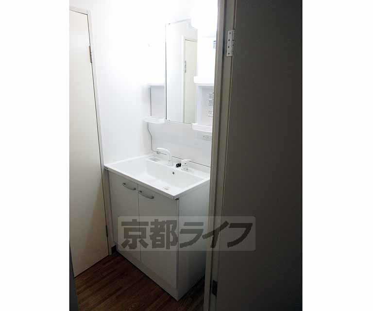 洗面設備　証明が明るいです！