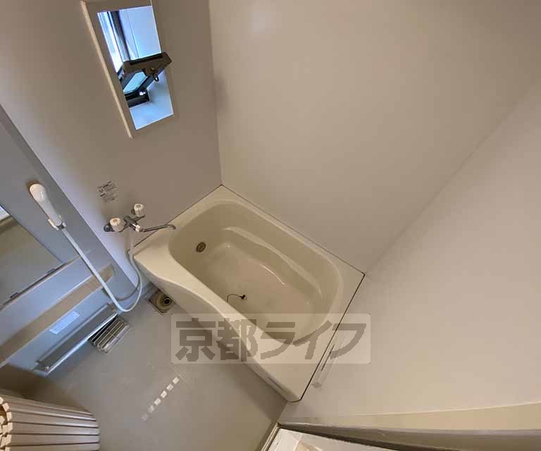 バス・シャワールーム　鏡のある便利なお風呂