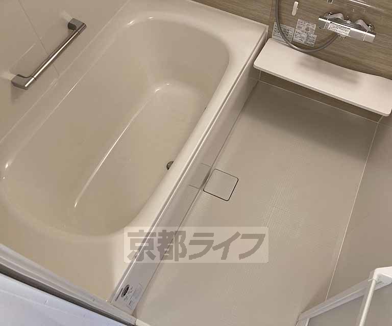バス・シャワールーム　ゆったりと足がのばせます！