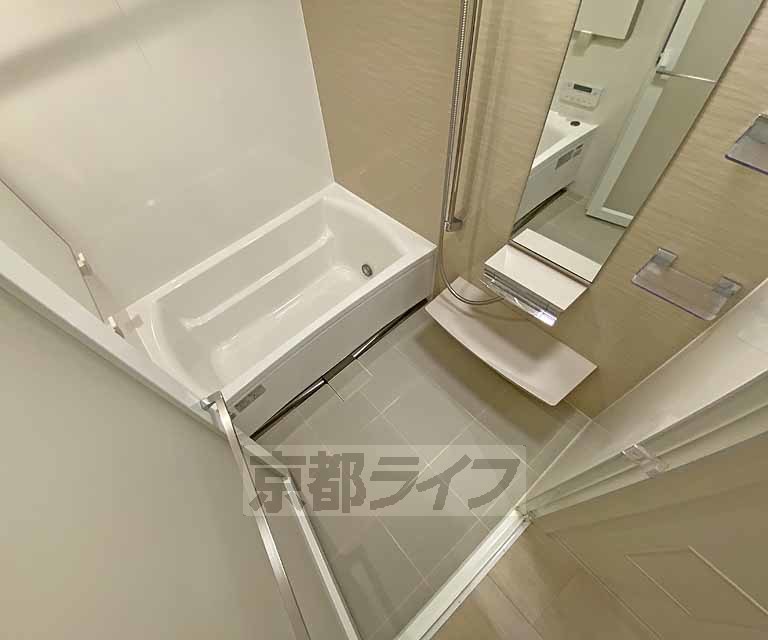 バス・シャワールーム　アクセントパネルがお洒落な浴室です。