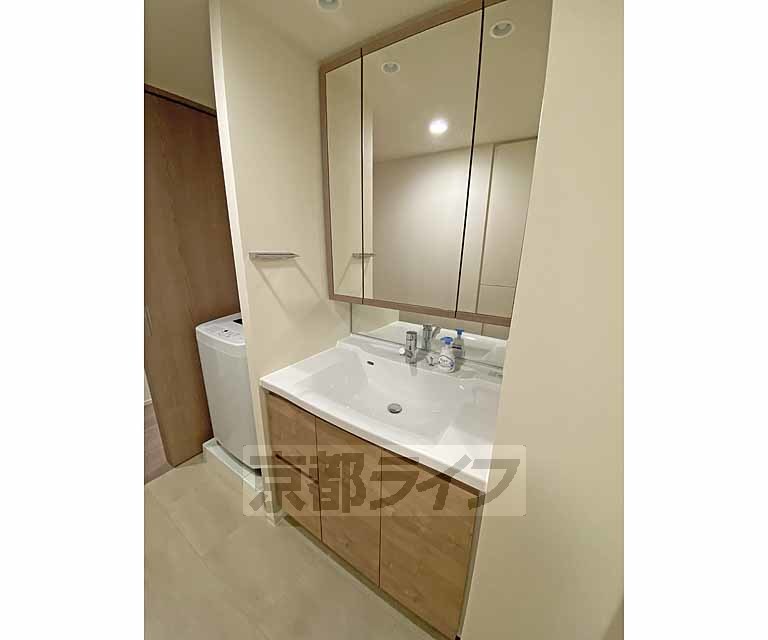 洗面設備　３面鏡のワイドな洗面台です。