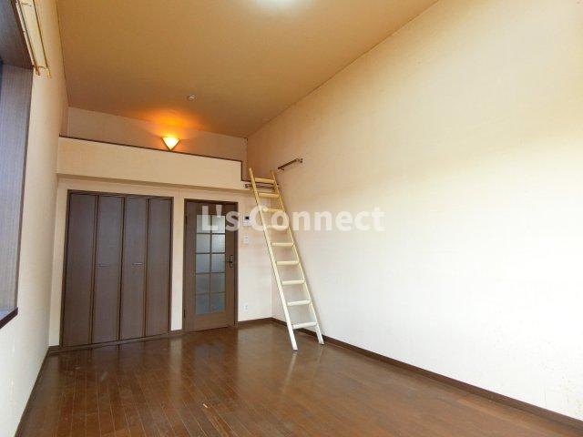 その他部屋・スペース　８．８帖の洋室にロフト付きです。