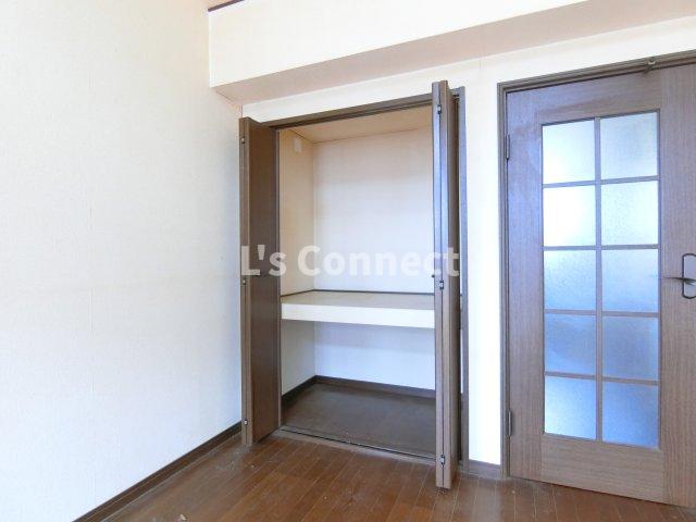 収納　段付き収納でお荷物もすっきりしまえます。