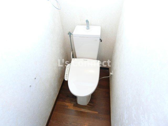 トイレ　温水洗浄便座付きのトイレ。