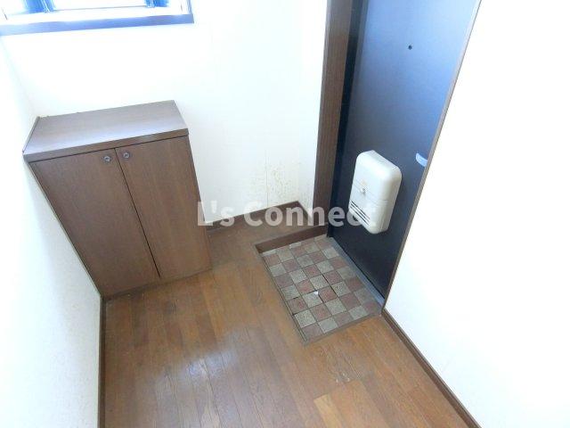 玄関　下駄箱付きで靴も収納できます。