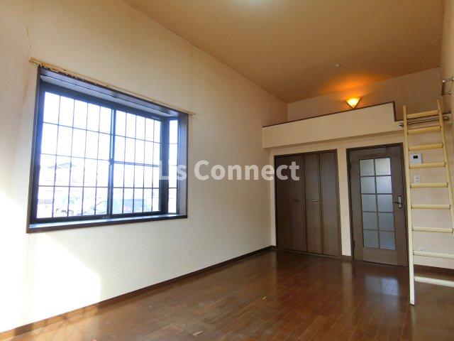 居室・リビング　角部屋で２面に窓があります。