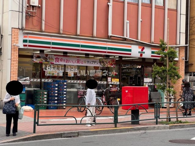 コンビニ　セブンイレブン新宿大久保通り店（コンビニ）まで447m