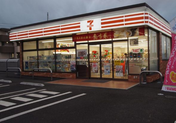 コンビニ　セブンイレブン（コンビニ）まで796m