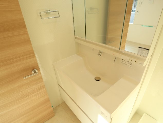 洗面設備　明るい洗面所です