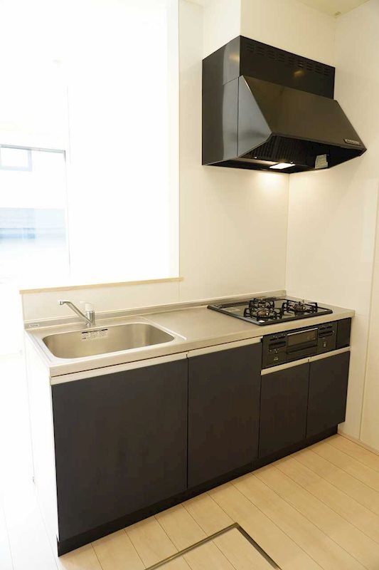 キッチン　3口ガスコンログリル付きシステムキッチンでお料理ラクラク