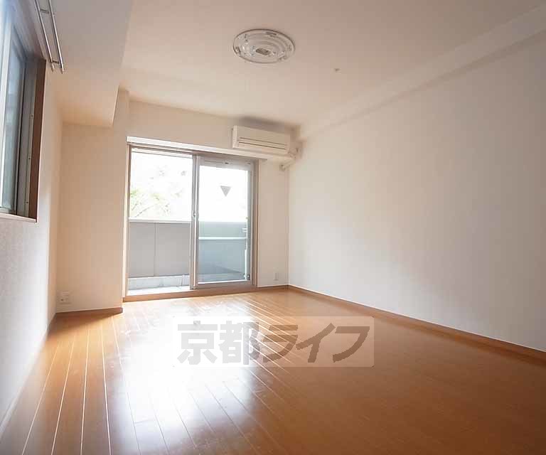 居室・リビング　広く明るい室内。