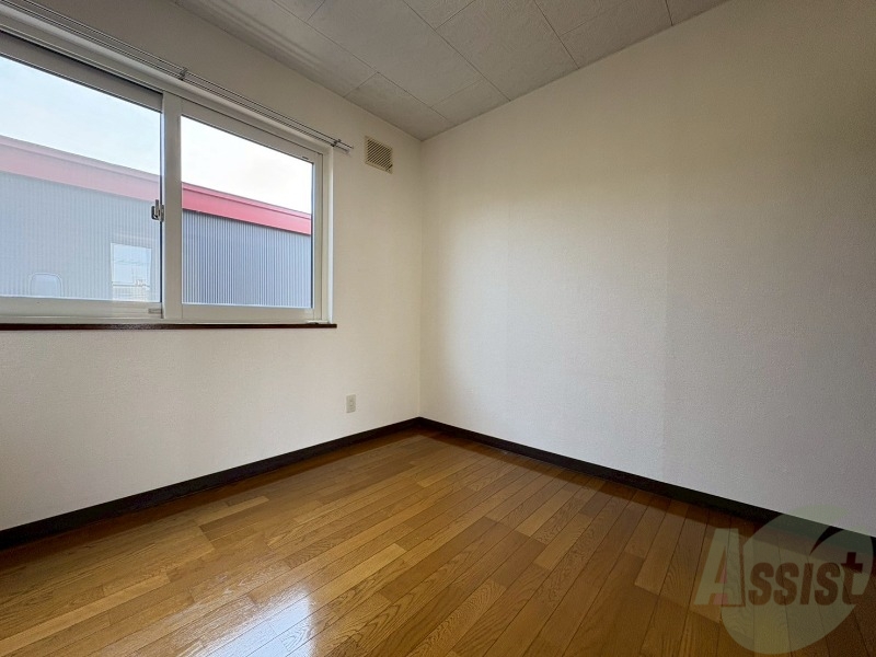 その他部屋・スペース　こちらのお部屋は光が差し込む、温かみのあるお部屋です。