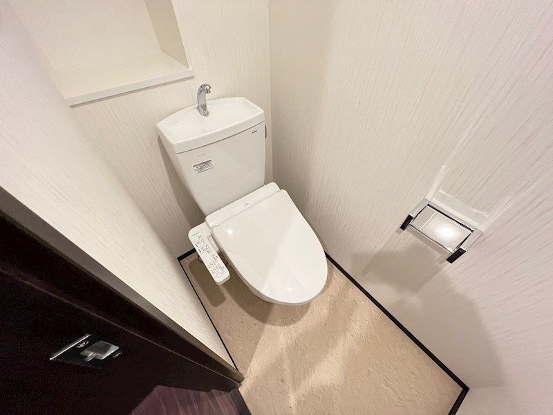 トイレ　落ち着いた色調のトイレです