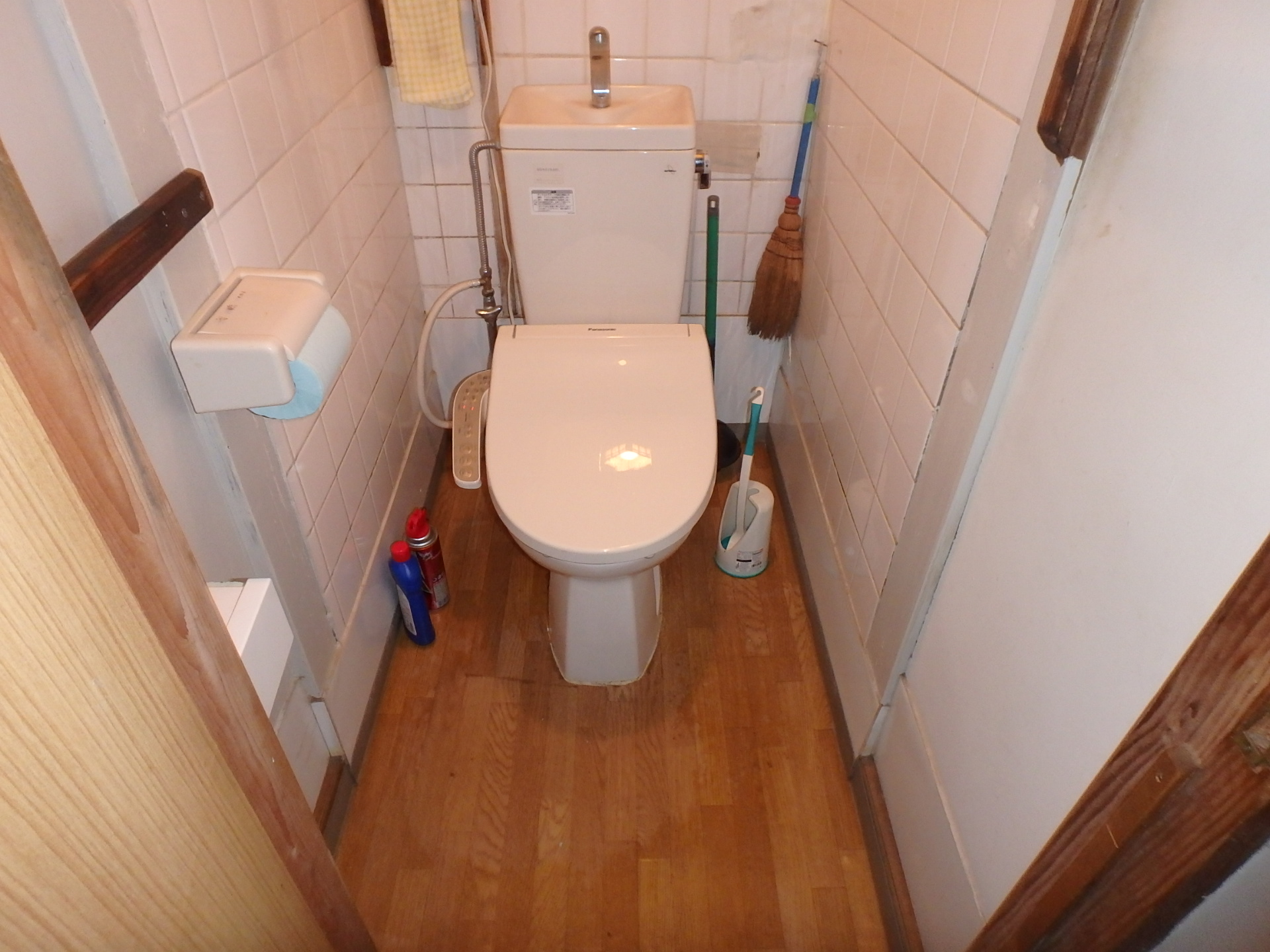 トイレ　男女共用です。トイレは共用廊下にございます。