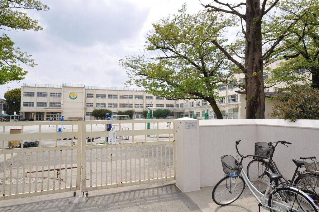 小学校　足立区立花保小学校（小学校）まで350m