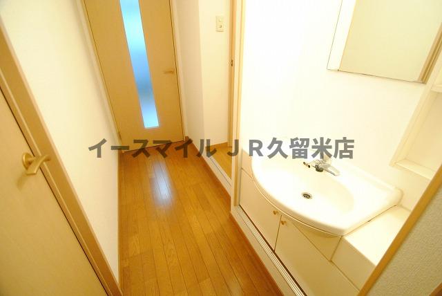 洗面設備　明るい洗面所です