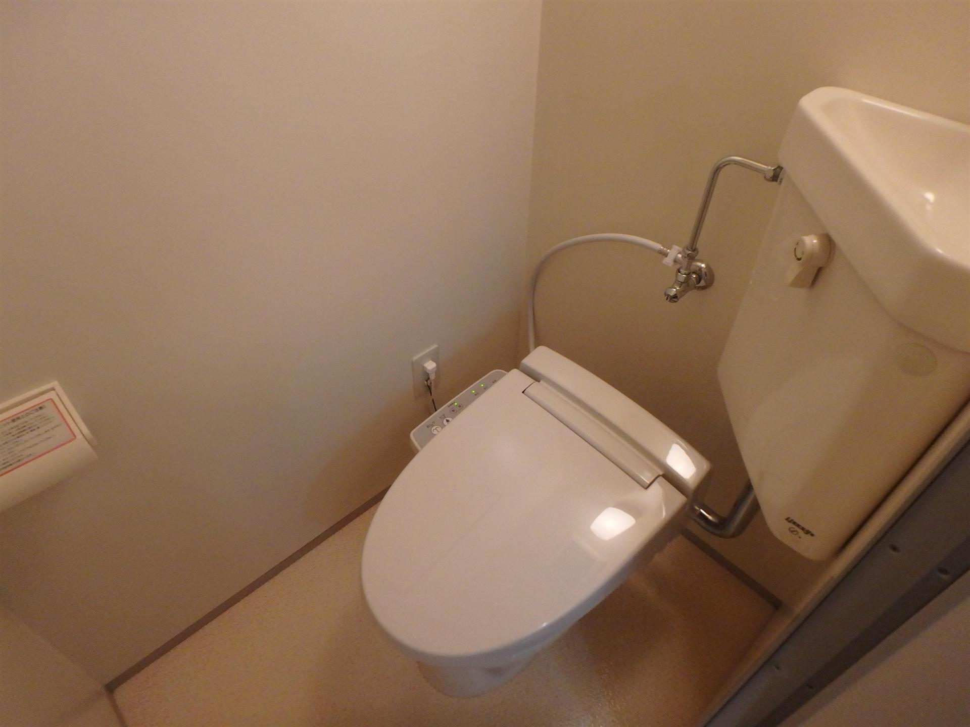 トイレ　温水洗浄便座付のトイレ。