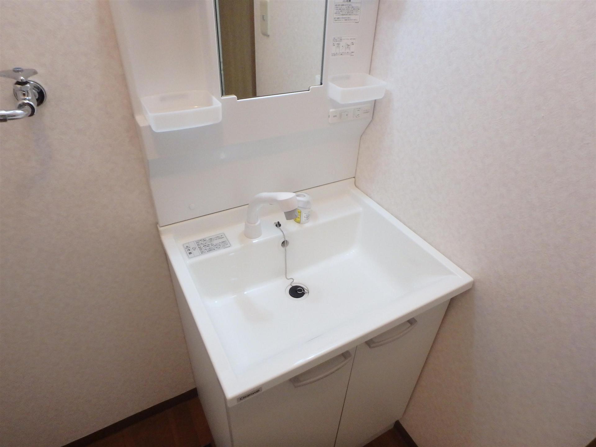 洗面設備　忙しい朝に重宝する洗面化粧台付。