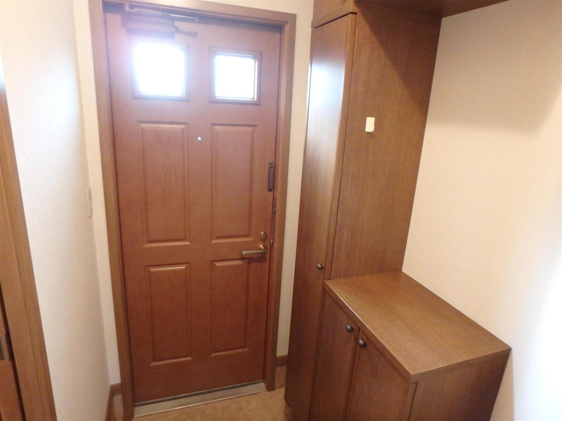 玄関　高さのある靴箱付の玄関。