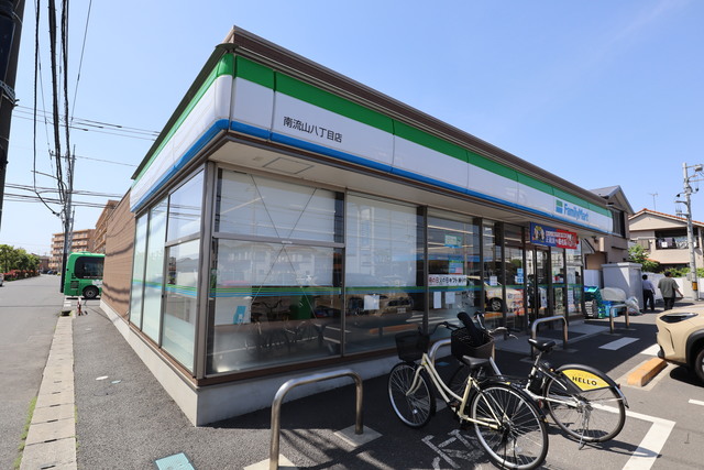 コンビニ　ファミリーマート南流山八丁目店（コンビニ）まで891m