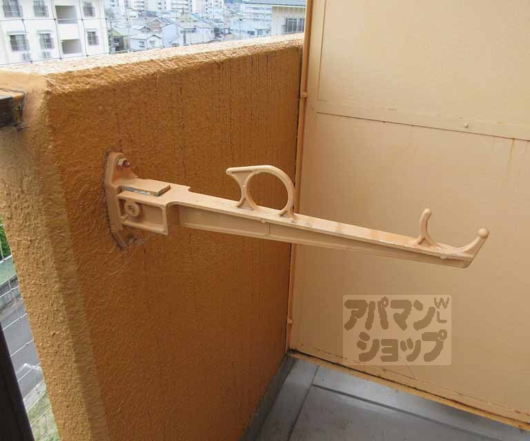 バルコニー　物干し竿かけ