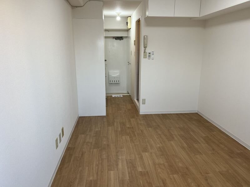 居室・リビング　同建物別号室の写真です。