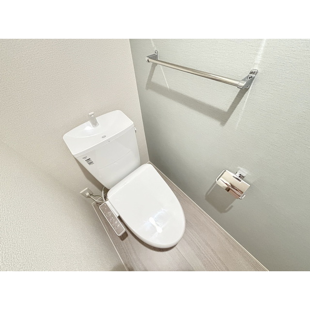 トイレ　温水洗浄暖房便座付き☆上部には収納棚付き