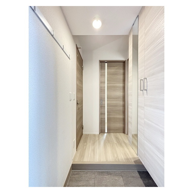 玄関　落ち着いた色合いの玄関スペース