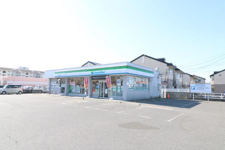 コンビニ　ファミリーマート芳田店（コンビニ）まで123m