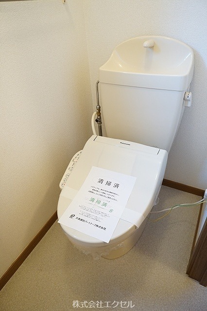 トイレ　温水洗浄便座です。