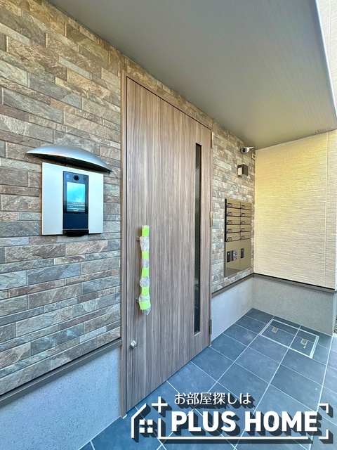 エントランス　オートロック・防犯カメラ・宅配ボックス完備☆