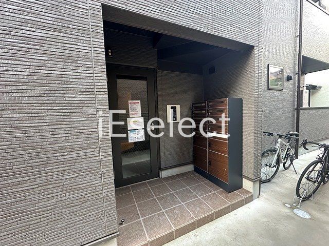 エントランス　オートロック完備、不在時に便利な宅配ボックス付き