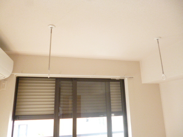 その他設備　防犯シャッター、室内物干しフック